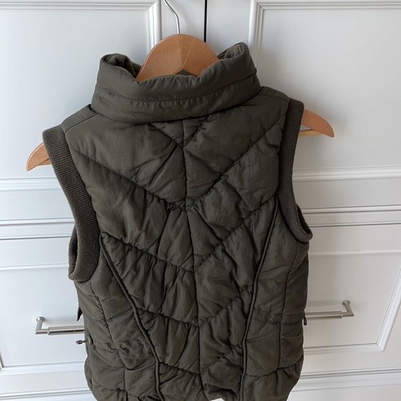 Gallery puffer army green packable vest with zipper size Small good condition - Picture 3 of 8